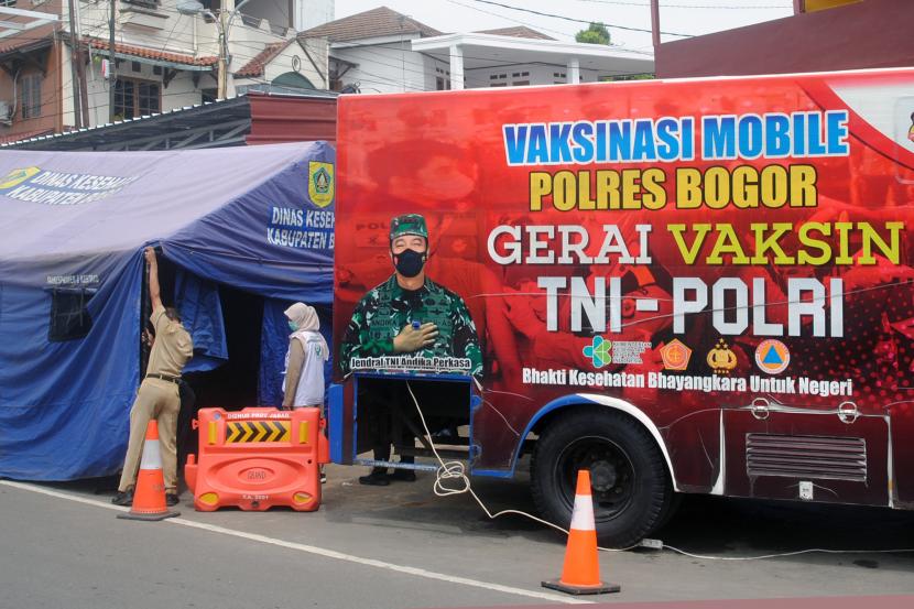 Petugas mendirikan posko Dinas Kesehatan, Kabupaten Bogor di Pos Polisi Simpang Gadog, Ciawi, Kabupaten Bogor, Jawa Barat, Selasa (26/4/2022). Berbagai persiapan seperti mendirikan posko kesehatan dan gerai vaksinasi terus dilakukan menjelang arus mudik Lebaran di jalur Puncak, Kabupaten Bogor. 