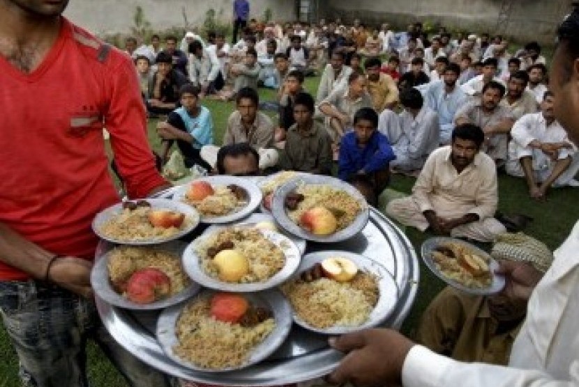 Kuwait Tolak Gugatan atas Hukuman Makan Saat Ramadhan. Foto ilustrasi suasana berbuka puasa.