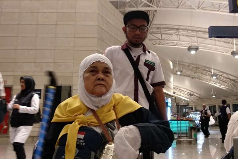 Petugas mendorong jamaah Kloter 41 Embarkasi Jakarta-Bekasi di Bandara Amir Muhammad bin Abdulaziz, Madinah, Ahad (9/9) dini hari. Kloter tersebut merupakan rombongan pertama yang bertolak pulang dalam gelombang kedua kepulangan jamaah haji.