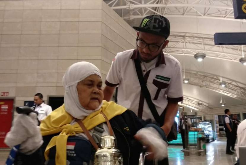 Petugas mendorong jamaah Kloter 41 Embarkasi Jakarta-Bekasi di Bandara Amir Muhammad bin Abdulaziz, Madinah, Ahad (9/9) dini hari. Kloter tersebut merupakan rombongan pertama yang bertolak pulang dalam gelombang kedua kepulangan jamaah haji.