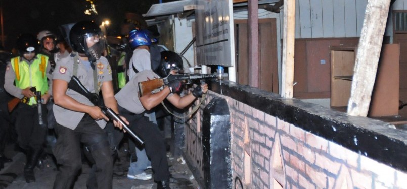 Petugas menembakkan gas air mata saat penyergapan 19 aktivis Gerakan Mahasiswa Kristen Indonesia (GMKI) di Jalan Diponegoro, Salemba, Jakarta, Jum'at petang (30/3). (Republika/Aditya Pradana Putra)
