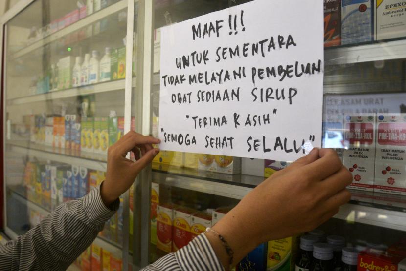 Petugas menempelkan tulisan pemberitahuan tidak melayani pembelian obat sirup penurun panas di salah satu apotek di Kabupaten Gowa, Sulawesi Selatan, Sabtu (22/10/2022). Sejumlah apotek di daerah tersebut merespon dengan tidak memperjualbelikan obat sirup menyusul terbitnya surat edaran nomor SR.01.05/III/3461/2022 dari Kementerian Kesehatan tentang penghentian sementara penggunaan obat dan vitamin dalam bentuk cair atau sirup.