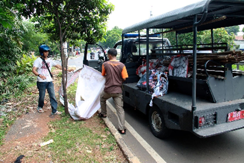 Petugas menertibkan atribut pilpres