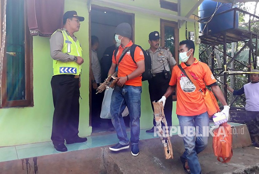 Petugas mengamankan barang bukti busur panah dan barang bukti lainnya yang terkait kegiatan teroris di Kampung Sampora Desa Bojong Raharja Kecamatan Cikembar Kabupaten Sukabumi Jawa Barat Ahad (13/5).