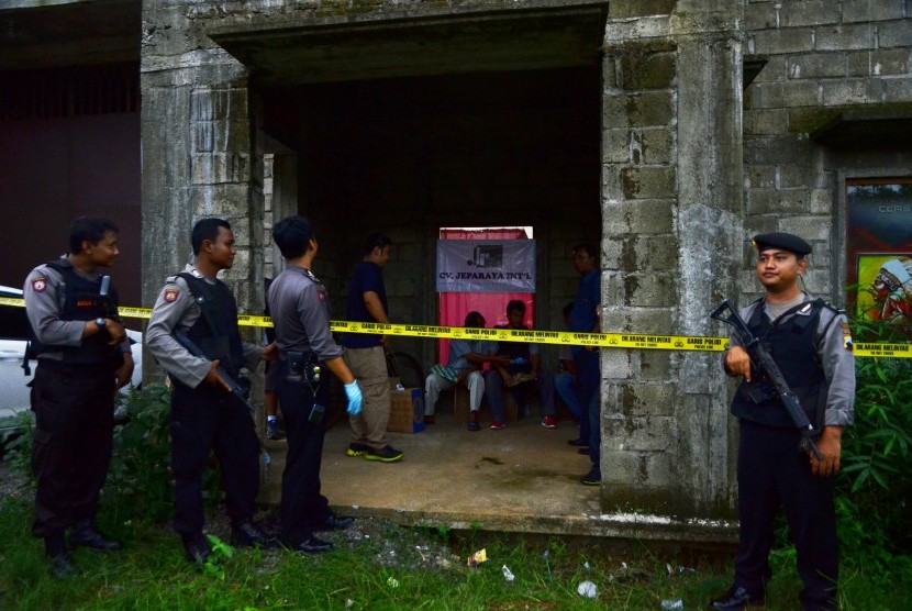 Petugas mengamankan lokasi gudang Narkoba saat penggerebekan gudang Narkoba di Desa Pekalongan, Batealit, Jepara, Jawa Tengah, Rabu (27/1).