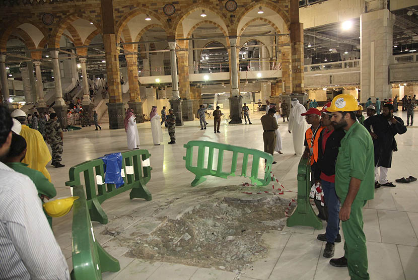 Petugas mengamankan lokasi jatuhnya crane di Masjidil Haram.  