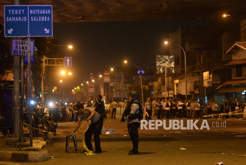 Petugas mengamankan lokasi sekitar kejadian ledakan bom di terminal Kampung Melayu, Jakarta, Kamis (25/5) dini hari.