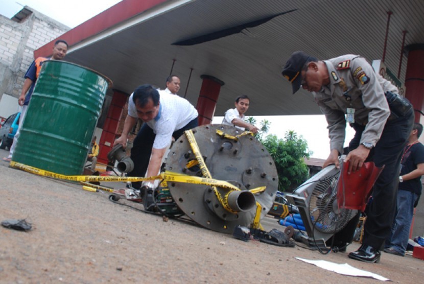 Petugas mengamankan pompa vakum uap yang diduga sebagai sumber ledakan di SPBU yang terletak di jalan Palmerah Barat,Jakarta,Kamis (26/4).Ledakan tersebut mengakibatkan satu orang tewas di tempat dan satu orang luka berat.