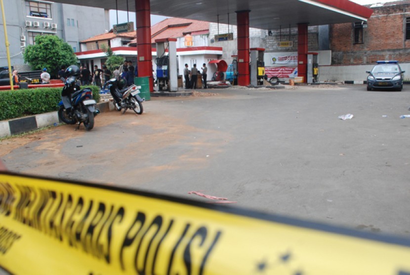 Petugas mengamankan pompa vakum uap yang diduga sebagai sumber ledakan di SPBU yang terletak di jalan Palmerah Barat,Jakarta,Kamis (26/4).Ledakan tersebut mengakibatkan satu orang tewas di tempat dan satu orang luka berat.