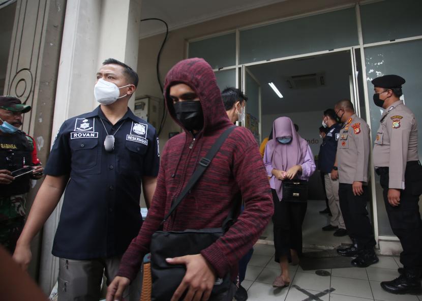 Petugas mengamankan puluhan karyawan usai penggerebekan kantor jasa pinjaman online (Pinjol) oleh Dit Reskrimsus Polda Metro Jaya di Cipondoh, Tangerang, Banten, Kamis (14/10/2021). Dalam penggerebekan tersebut polisi mengamankan 56 orang karyawan yang bekerja di bagian penawaran hingga penagihan.