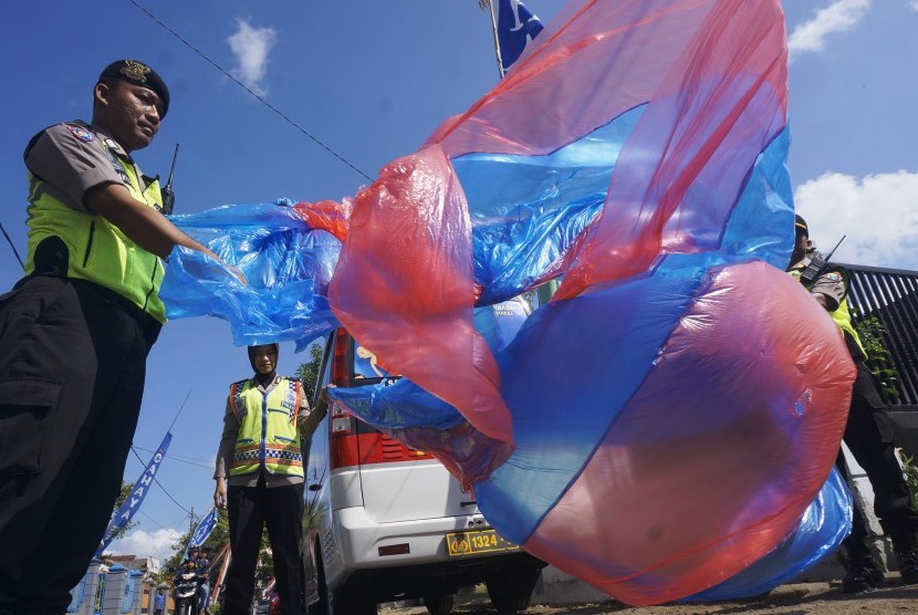 Petugas mengamankan buah balon udara terbuat dari plastik. 