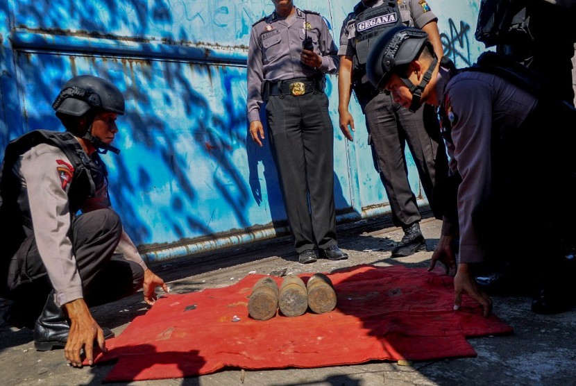 Petugas mengamankan tiga peluru mortir aktif yang ditemukan warga Teluk Kumai Timur Surabaya, Jawa Timur, Kamis (28/5).