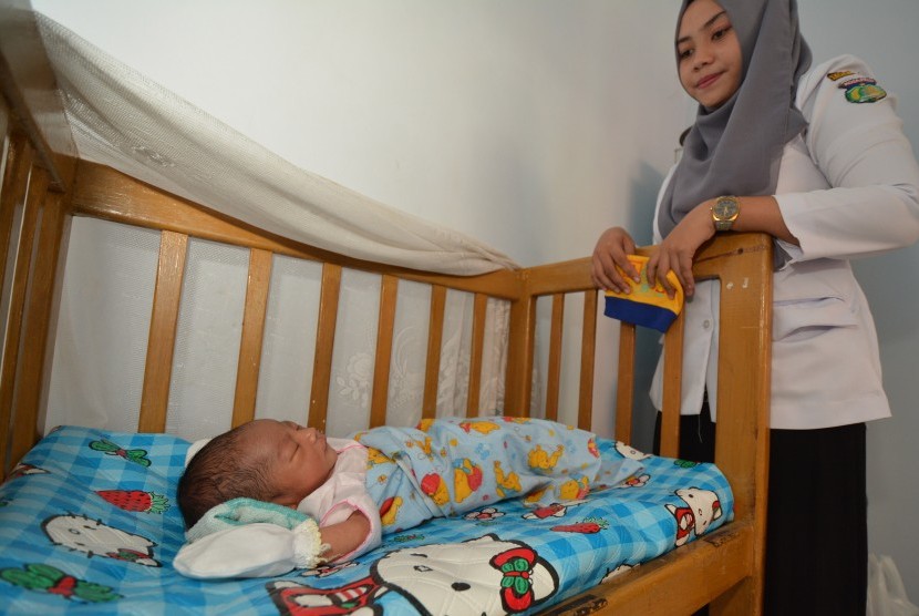 Petugas mengamati bayi yang dibuang orang tuanya, di Puskesmas Nosarara, Kota Palu, Sulawesi Tengah, Rabu (22/2).