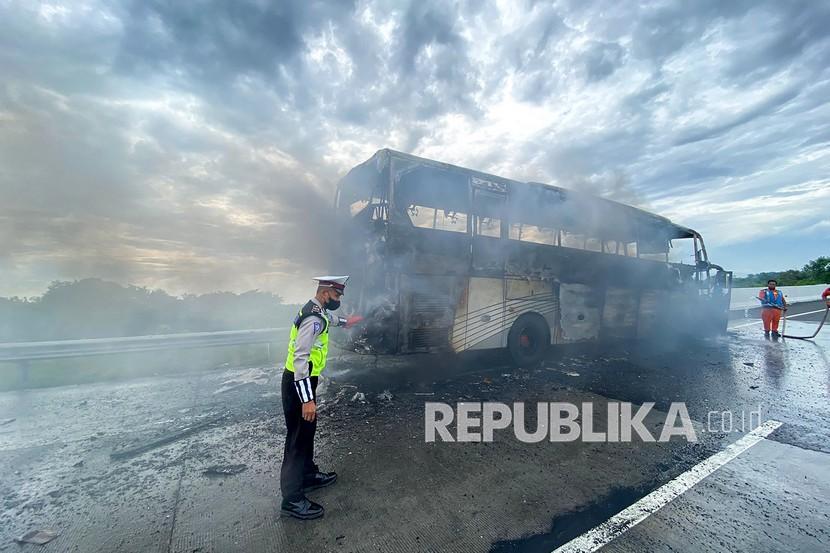 Sebuah bus PO Rosalia Indah dengan nomor polisi AD 1604 AU terbakar di Km 272 ruas Tol Pemalang-Pejagan di wilayah Kabupaten Tegal, Jawa Tengah (Jateng), Ahad (17/7/2022) dini hari. 