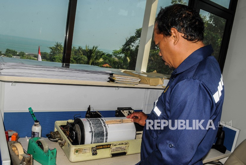 Petugas mengamati data rekam seismograf pemantau aktivitas letusan Gunung Anak Krakatau (GAK) di POS Pemantauan Gunung Anak Karakatau (GAK) Pandeglang, Banten.