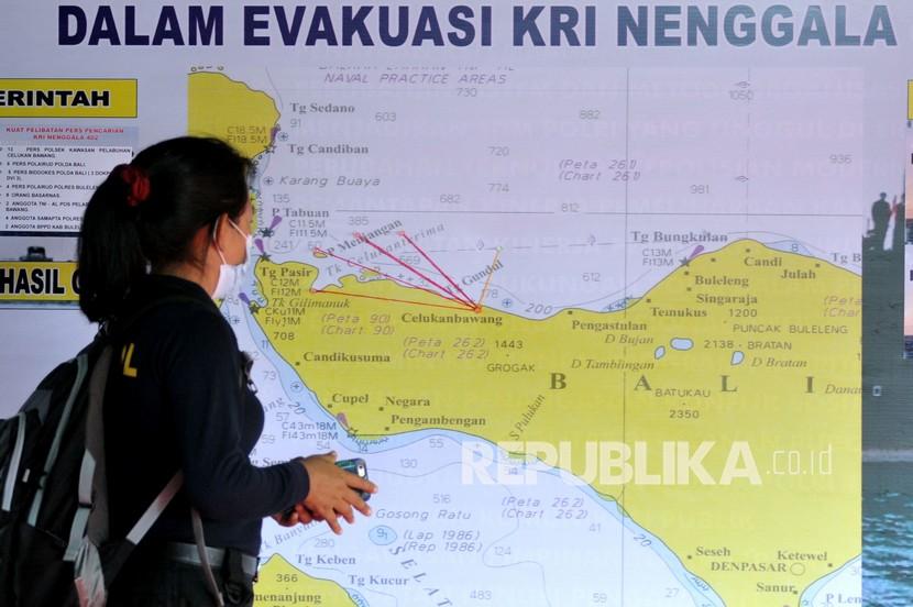 Petugas mengamati peta yang terpasang di Posko Terpadu Perbantuan Evakuasi KRI Nanggala 402, Celukan Bawang, Buleleng, Bali, Senin (26/4). Tim Trauma Healing Polda Lampung menyambangi keluarga korban Letkol (P) Heri Octavian, komandan KRI Nanggala-402 di rumahnya Bandar Lampung, Senin (26/4). Tim memberikan pendampingan secara psikis atas musibah tenggelamnya kapal selam Nanggala yang telah menggugurkan Letkol Heri Octavian dan 52 awak kapal lainnya.