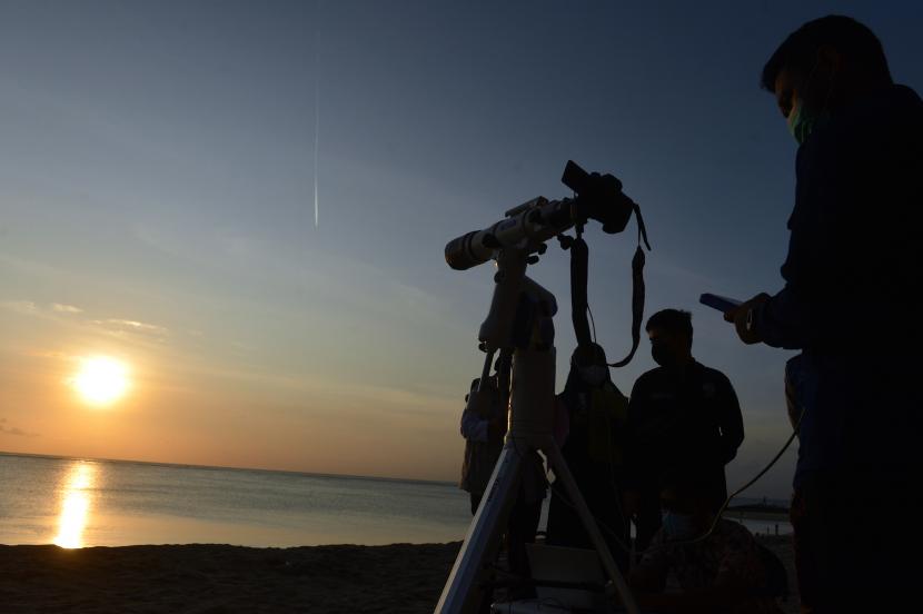 Petugas mengamati posisi hilal menggunakan teropong saat pelaksanaan Rukyatul Hilal di Pantai Jerman, Kuta, Badung, Bali, Rabu (29/6/2022). Penjelasan Syariat dan Sains Ketua Falakiyyah NU Soal Perbedaan Idul Adha