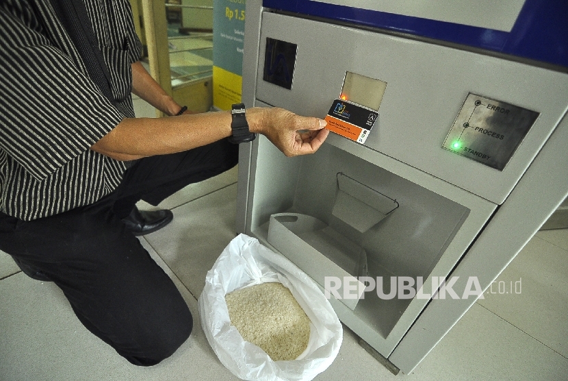 Petugas mengambil beras dari mesin ATM beras (ilustrasi)