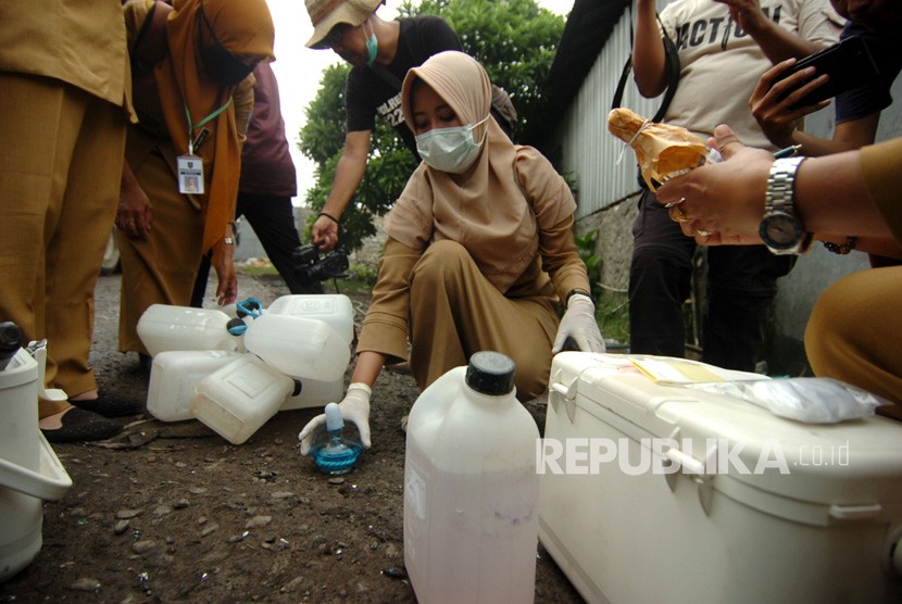 Petugas mengambil contoh air bersih yang tercemar limbah Bahan Berbahaya dan Beracun (B3) di pabrik pengolahan limbah B3 Desa Karangdawa, Kabupaten Tegal, Jawa Tengah, Selasa (15/1/2019). 