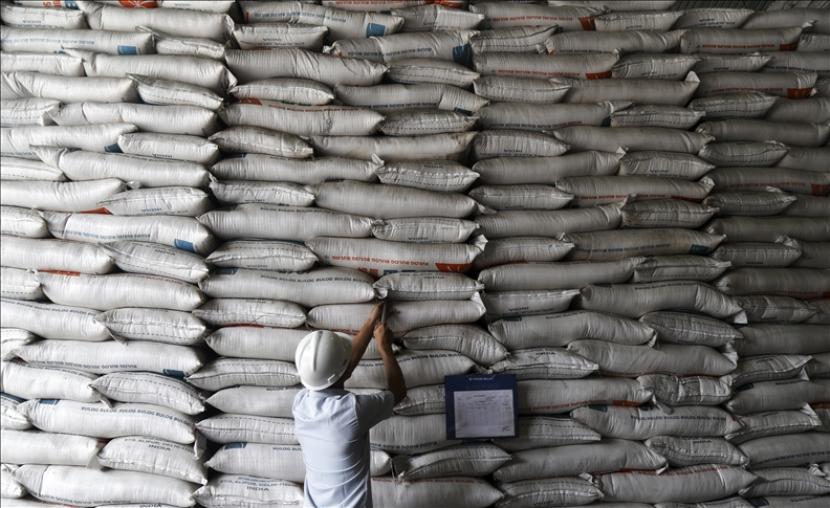 Petugas mengambil contoh beras di gudang beras Badan Urusan Logistik (Bulog) - ilustrasi