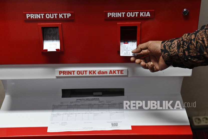 Petugas mengambil contoh kartu identitas anak yang dicetak melalui mesin Anjungan Dukcapil Mandiri di Jakarta, Jumat (22/11/2019).