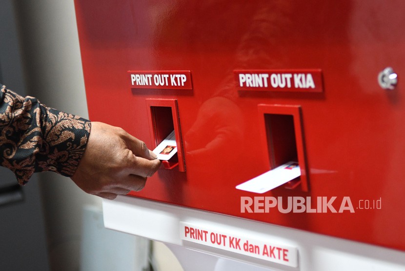 Petugas mengambil contoh kartu tanda penduduk elektronik (E-KTP) yang dicetak melalui mesin Anjungan Dukcapil Mandiri di Jakarta, Jumat (22/11/2019). 