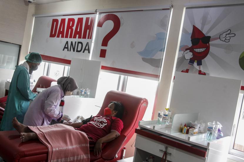 Petugas mengambil darah pendonor di kantor Palang Merah Indonesia (Ilustrasi). ASN di Cianjur diwajibkan untuk donor darah untuk mencukupi kebutuhan bulanan. 