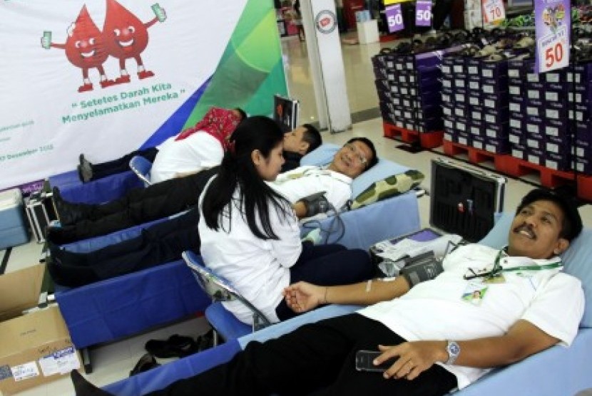 Petugas mengambil darah pendonor saat donor darah di Makassar, Sulawesi Selatan, Kamis (17/12).