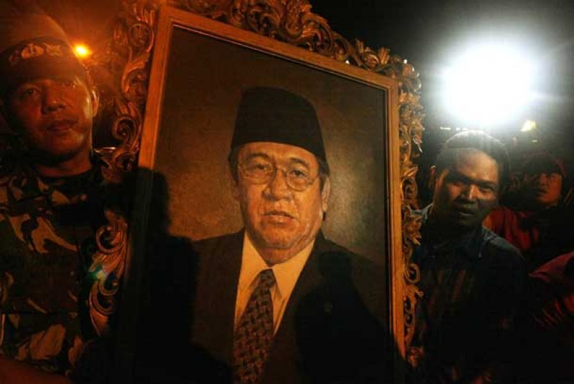 Foto almarhum Ketua MPR Taufiq Kiemas di rumah Jl Teuku Umar no 27 Jakarta Pusat. Pada Rabu (8/6/2022), Presiden Joko Widodo meresmikan masjid At-Taufiq di Lenteng Agung, Jakarta. (ilustrasi)