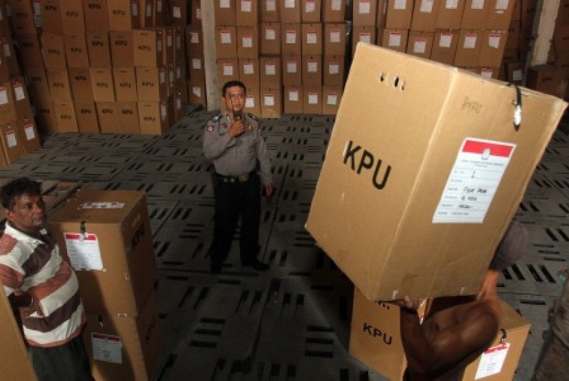 Petugas mengangkat kotak berisi surat suara dari masing-masing TPS, di gudang penyimpanan logistik KPU Medan, Sumut, Ahad (13/7). 