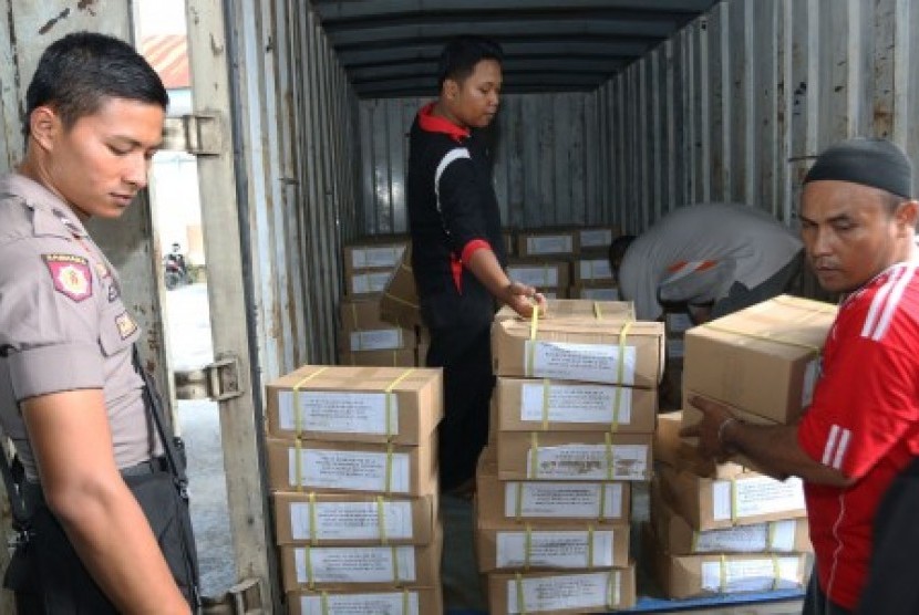 Petugas mengangkat kotak berisi surat suara Pilkada Kota Medan, di gudang penyimpanan, di Medan, Sumatera Utara, Senin (16/11). Sebanyak 2.036.135 surat suara dan 2.000 lembar surat suara untuk pemungutan ulang disortir sebelum didistribusikan. 