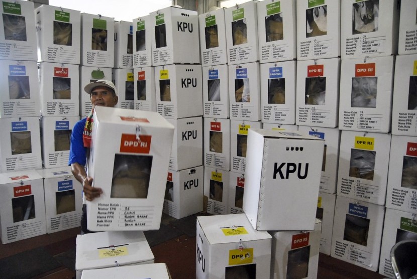 Ilustrasi. Ketua KPU RI Hasyim Asy'ari mengatakan, Presiden Joko Widodo (Jokowi) meminta KPU sebisa mungkin menggunakan produk-produk buatan dalam negeri dalam pengadaan dan distribusi logistik Pemilihan Umum (Pemilu) 2024. 