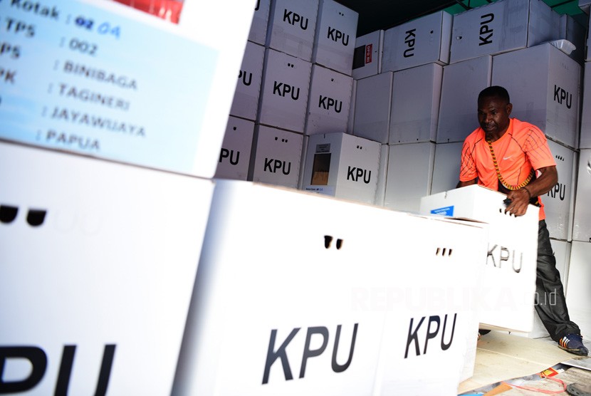 Petugas mengangkat logistik Pemilu di Papua