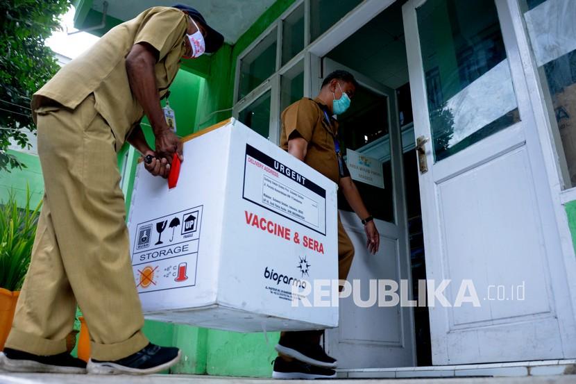 Petugas mengangkat vaksin Cocvd-19 Sinovac setibanya di kantor Dinas Keseshatan Kabupaten Gowa, Sulawesi Selatan (ilustrasi)