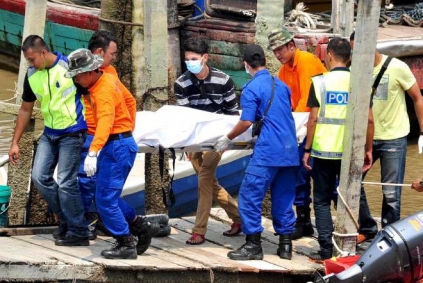 Petugas mengangkut jenazah WNI yang menjadi korban kapal tenggelam di perairan Malaysia.
