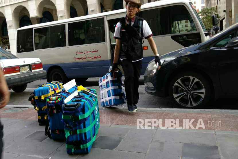 Petugas mengangkut koper jamaah yang teringgal di Bandara Amir Muhammad bin Abdul Aziz  Madinah, Rabu (25/7).