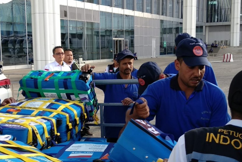 Petugas mengangkut koper jamaah yang tertinggal di Bandara Amir Muhammad bin Abdulaziz, Madinah, Rabu (25/7).