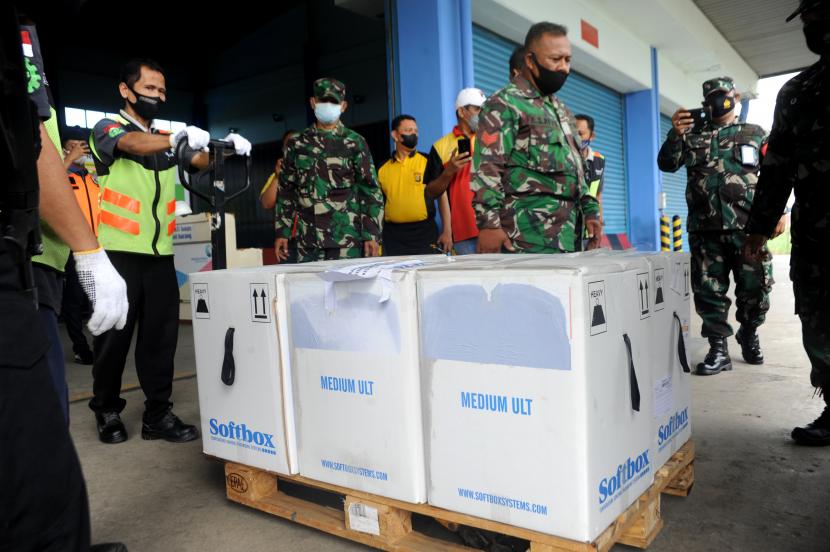 Petugas mengangkut kotak berisi vaksin pfizer di kargo Bandara SMB II Palembang, Sumsel, Sabtu (2/10/2021). Sebanyak 453.960 dosis vaksin Pfizer didistribusikan ke sejumlah provinsi termasuk Sumatra Selatan untuk mendukung program percepatan vaksinasi COVID-19.