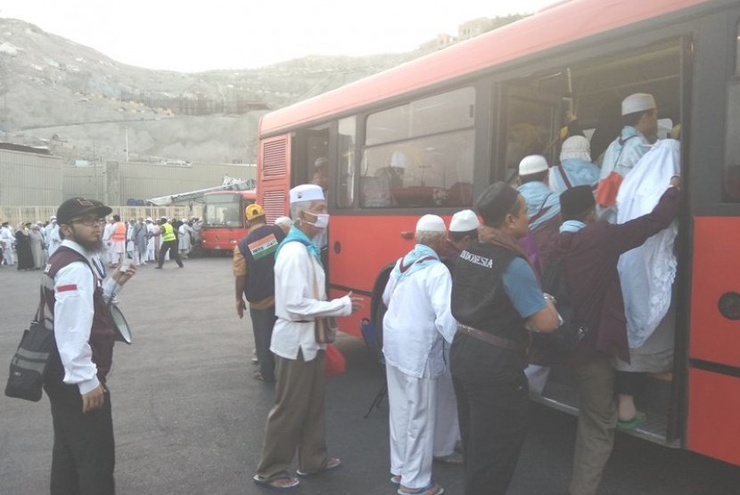 Petugas mengarahkan jamaah haji menunju bus jemputan di Terminal Bab Ali