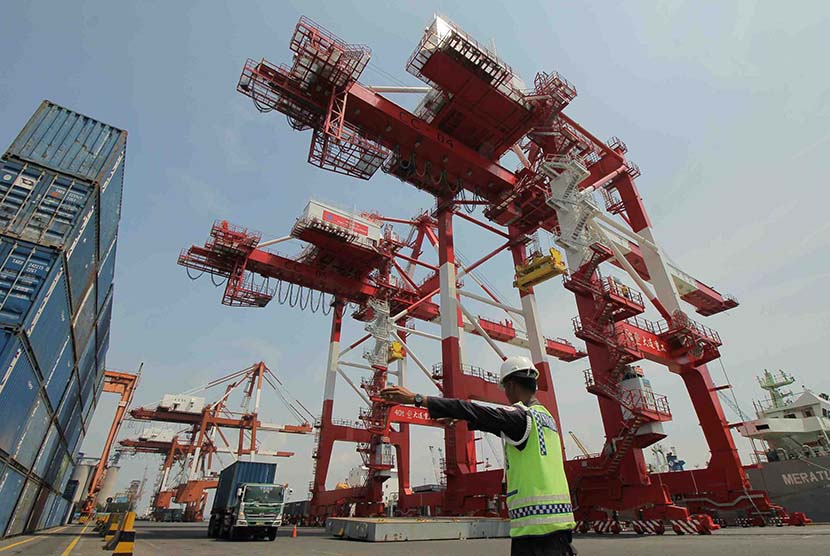 Petugas mengarahkan truk kontainer yang akan bongkar muat di Terminal Nilam, Pelabuhan Tanjung Perak, Surabaya, Jawa Timur.