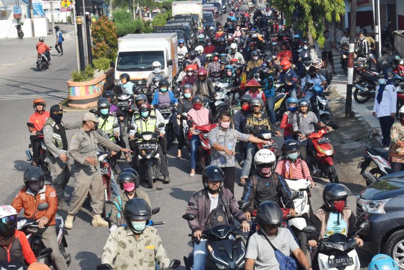 Petugas mengatur arus lalu lintas di Jalan Urip Sumoharjo, Kota Madiun, Jawa Timur (ilustrasi)