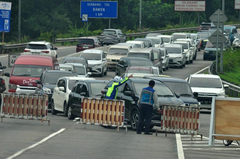  Petugas mengatur arus lalu lintas di simpang keluar Tol Bawen, yang mulai terjadi antrean panjang akibat lonjakan arus lalu lintas di jalur utama non tol di kawasan Bawen, Kwcamaran Bawen, Kabupaten Semarang.