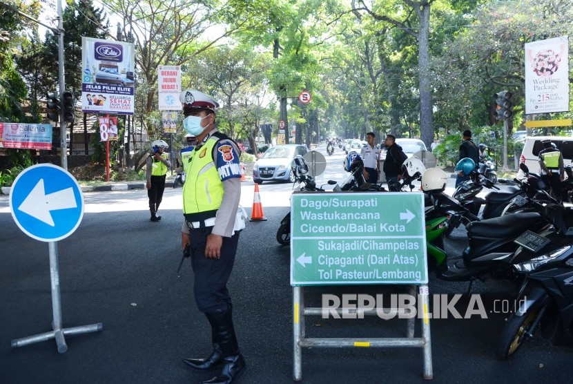 Petugas mengatur lalu lintas dari Jalan Cipaganti Kota Bandung. (ilustrasi)
