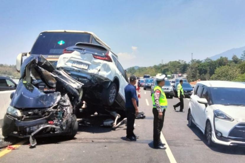 Petugas mengatur lalu lintas di sekirar lokasi kecelakaan di KM 422 jalur B ruas Tol Semarang-Solo, Sabtu (30/9/2023).