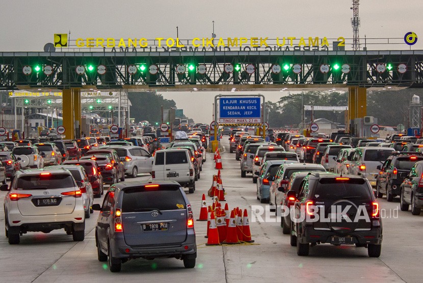 Petugas mengatur lalu lintas kendaraan di ruas jalan tol Cikampek Utama KM 70, Purwakarta, Jawa Barat, Jumat (7/6/2019). 