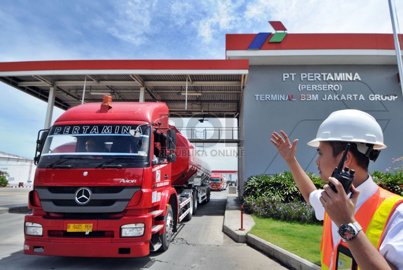 Petugas mengatur truk tangki yang keluar usai melakukan pengisian BBM di Depo Pertamina Plumpang, Jakarta, Senin (23/12). (Republika/Aditya Pradana Putra)