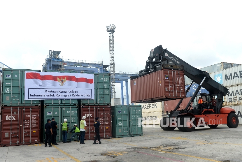 Petugas mengatur tumpukan kontainer berisi bantuan kemanusiaan yang akan dikirim untuk pengungsi Rohingya dan Rakhine di Dermaga III Pelabuhan Tanjung Priok, Jakarta, Kamis (29/12).Republika/Wihdan Hidayat