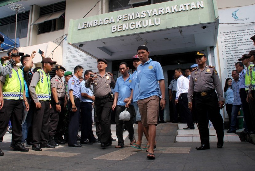 Petugas mengawal sejumlah narapidana yang akan dipindahkan dari Lembaga Permasyarakatan (Lapas) Klas IIA Malabero, Bengkulu, Selasa (1/3).