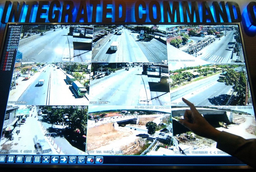 Petugas mengawasi kamera CCTV untuk memantau jalur mudik saat ujicoba di ruang Galawi Integrated Comand Center (GICC) Polres Tegal, Jawa Tengah, Kamis (8/6). Satlantas Polres Tegal memasang 13 titik CCTV di sejumlah ruas jalan terutama jalu