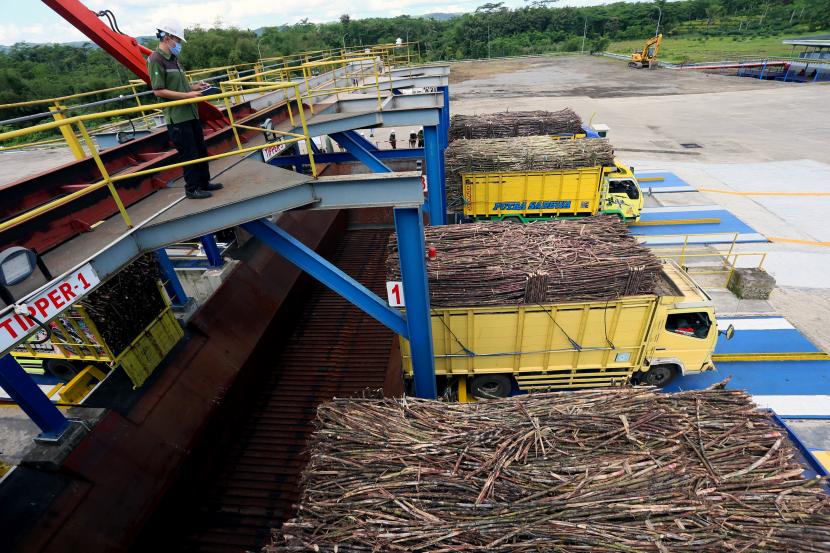 Petugas mengawasi proses penggilingan tebu di sebuah pabrik (ilustrasi). Kementerian Pertanian menyatakan ada tiga negara yang tengah menjajaki investasi pabrik gula di Indonesia.